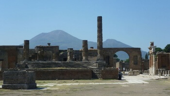 800px-Ruins_of_Pompeii_showing_Mount_Vesuvius