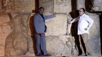 ممدوح الدماطی، وزیر آثار باستانی مصر (چپ) در کنار سنگ‌های داغ هرم بزرگ خوفو در جیزه در حومه قاهره، 18 آبان 1394. (رویترز)